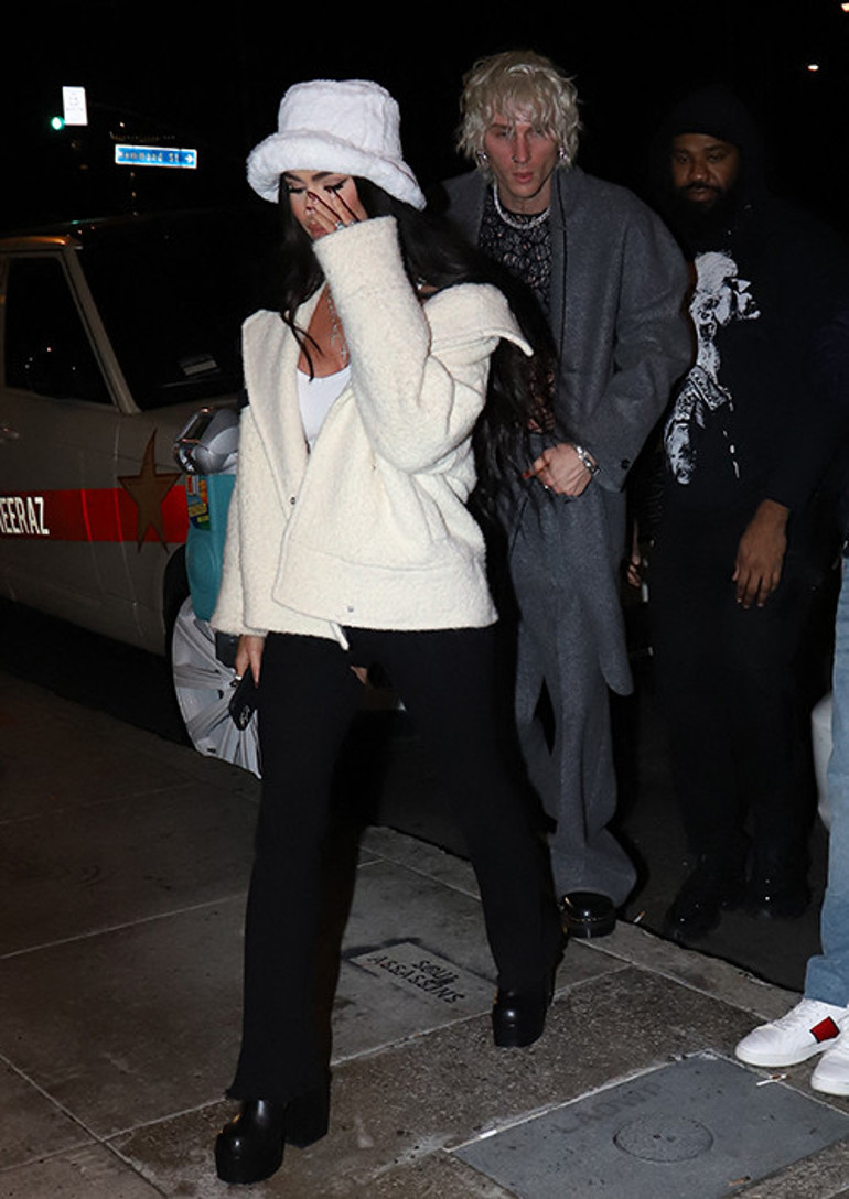 ‘Beni ya öldür ya hamile bırak’ demişti… Megan Fox, nişanlısına oje sürüp reklamda oynattı