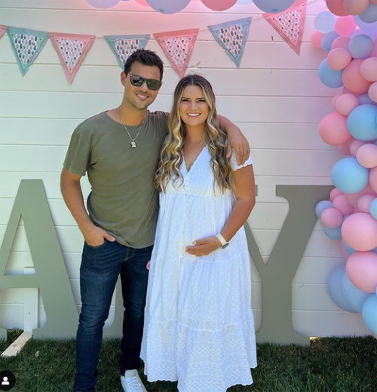 Yakışıklı oyuncu,  hemşire aşkıyla evlendi: Ablası çöpçatanlık yapmıştı