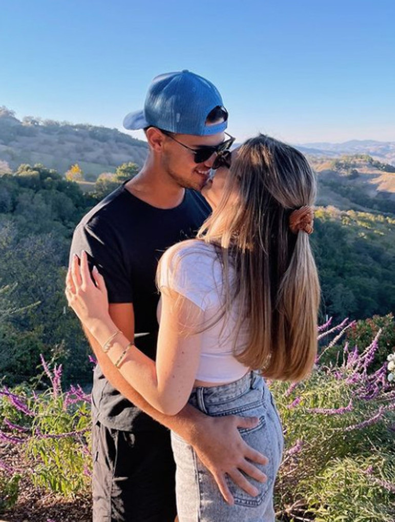 Yakışıklı oyuncu,  hemşire aşkıyla evlendi: Ablası çöpçatanlık yapmıştı