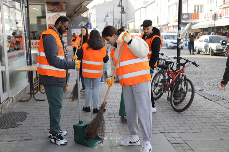 Öğrencilerden örnek temizlik