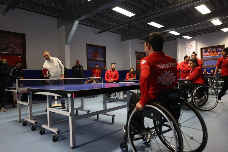 Bakan Kasapoğlundan Dünya Engelliler Gününde para masa tenisi sporcularına sürpriz ziyaret