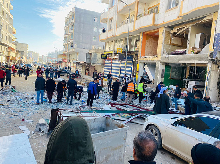 Son dakika... Şanlıurfanın Akçakale ilçesinde 5 katlı apartmanda kalorifer kazanı patladı: 6 yaralı