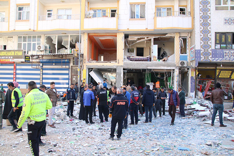Son dakika... Şanlıurfanın Akçakale ilçesinde 5 katlı apartmanda kalorifer kazanı patladı: 6 yaralı