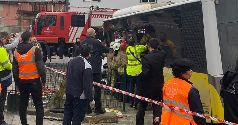 Son dakika... İstanbulda tramvay ile İETT otobüsü çarpıştı: 33 yaralı