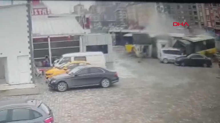 Son dakika... İstanbulda tramvay ile İETT otobüsü çarpıştı: 33 yaralı