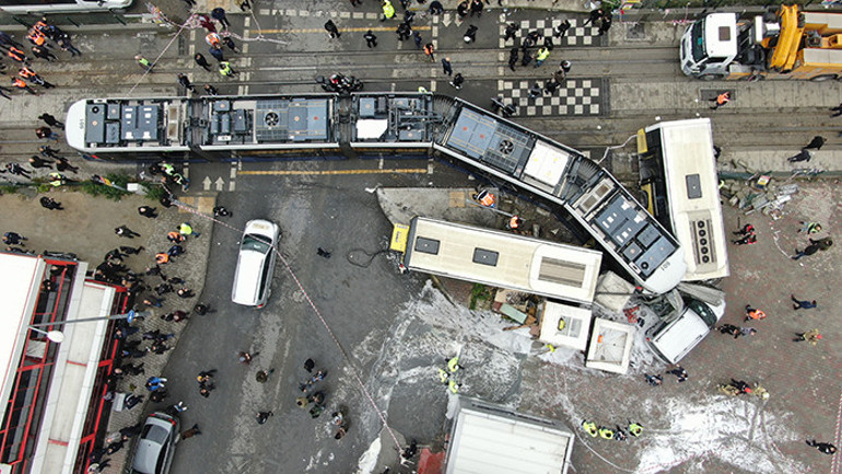Son dakika... İstanbulda tramvay ile İETT otobüsü çarpıştı: 33 yaralı