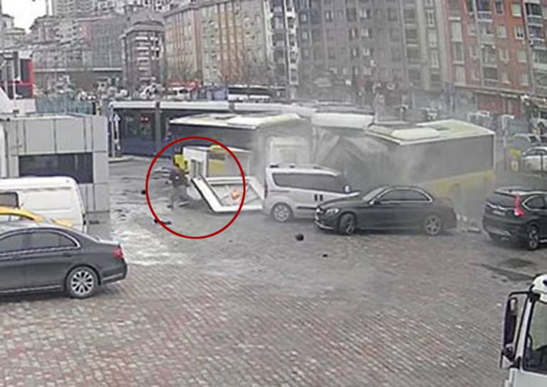 Son dakika... İstanbulda tramvay ile İETT otobüsü çarpıştı: 33 yaralı