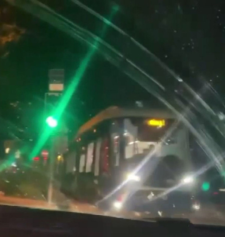 Son dakika... İstanbulda tramvay ile İETT otobüsü çarpıştı: 33 yaralı