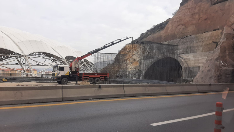 Aşağıdan yukarıdan yolun sonu görünmüyor