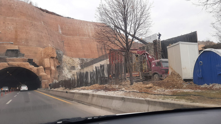 Aşağıdan yukarıdan yolun sonu görünmüyor