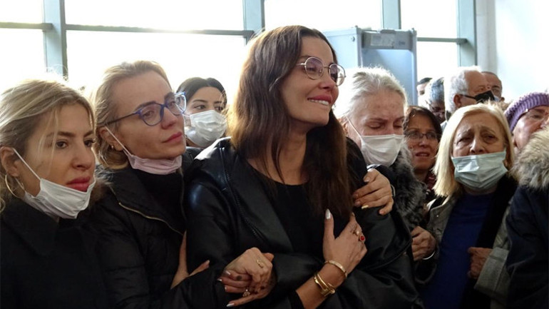 Özge Ulusoyun en zor görevi... Babasını son yolculuğuna uğurladı