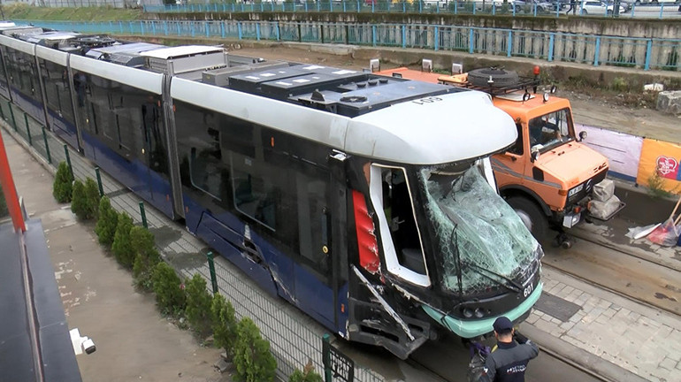 Son dakika... İstanbulda tramvay ile İETT otobüsü çarpıştı: 33 yaralı