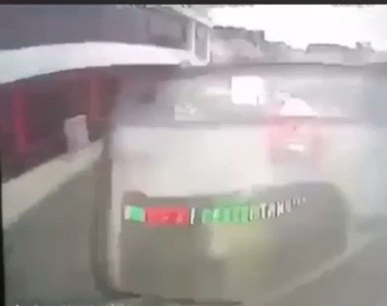 Son dakika... İstanbulda tramvay ile İETT otobüsü çarpıştı: 33 yaralı