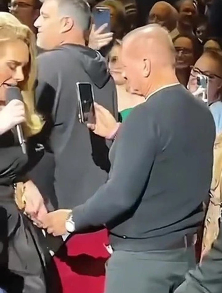Hayranı Adele konser verirken eline telefon numarasını sıkıştırdı, erkek arkadaşı öfkeden deliye döndü: Onu döverim