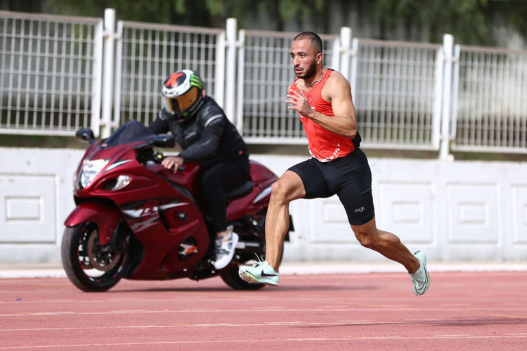 Milli atlet, spor otomobil ve motosikletle yarıştı