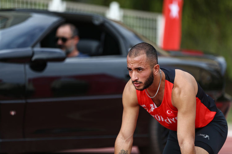 Milli atlet, spor otomobil ve motosikletle yarıştı