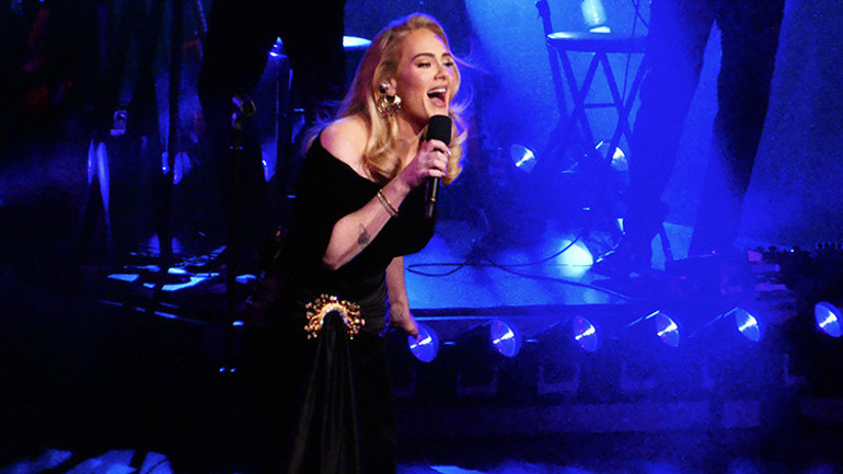 Hayranı Adele konser verirken eline telefon numarasını sıkıştırdı, erkek arkadaşı öfkeden deliye döndü: Onu döverim
