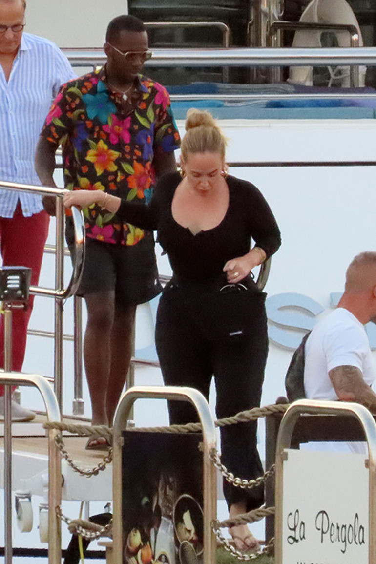Hayranı Adele konser verirken eline telefon numarasını sıkıştırdı, erkek arkadaşı öfkeden deliye döndü: Onu döverim