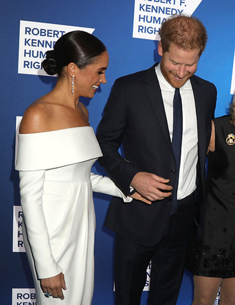 Eltiler savaşında son perde: Meghan, Katein elbisesinin benzerini giydi, Diananın yüzüğüyle saraya mesaj yolladı