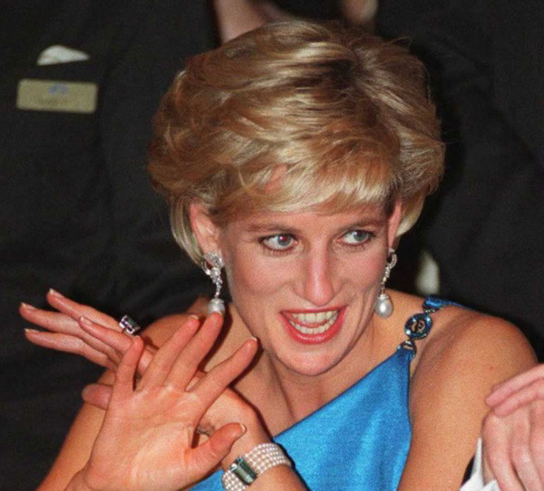 Eltiler savaşında son perde: Meghan, Katein elbisesinin benzerini giydi, Diananın yüzüğüyle saraya mesaj yolladı