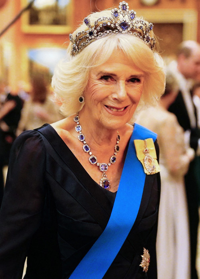 Kayıp taç onun başında ortaya çıktı: ABDdeki eltiye selâm gönderdi