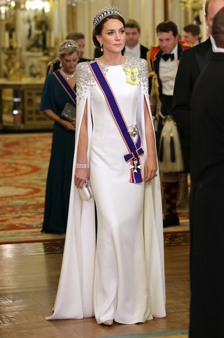 Kayıp taç onun başında ortaya çıktı: ABDdeki eltiye selâm gönderdi