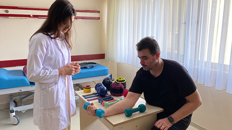 Bir gecede parmağını bile oynatamaz hale geldi Hayata böyle döndü