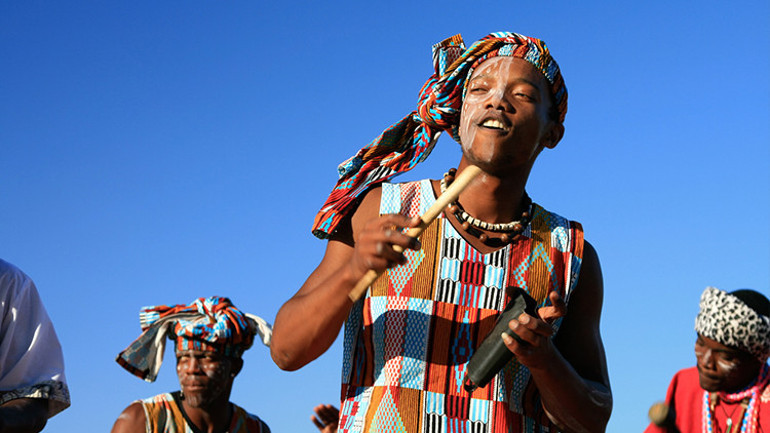 Atalarının arı olarak hayata dönüp onu ziyaret ettiğini düşündü Korkunç bir şekilde can verdi...