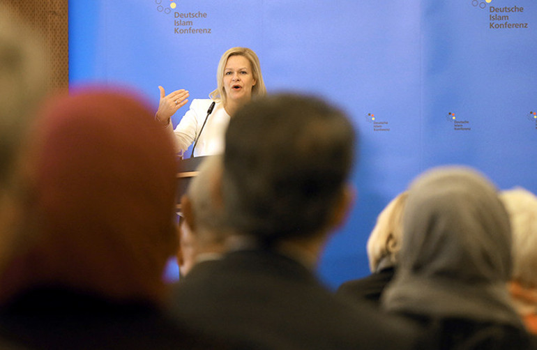 Alman İslam Konferansı’nda yurt dışından gelen imamlar konuşuldu