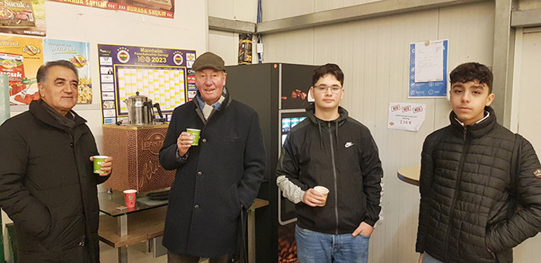 Mannheimlı öğrenciler sıralarını bırakıp yardıma muhtaçlar için çalıştı