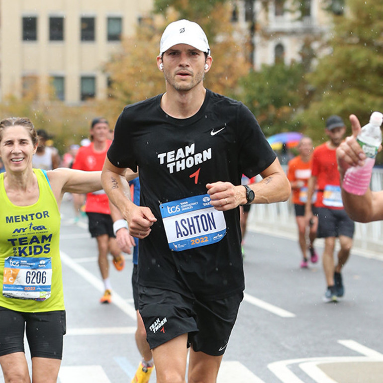 Ashton Kutcher nadir görülen hastalığa yakalandı: Karım hemen yanıma kıvrıldı, çok güzeldi