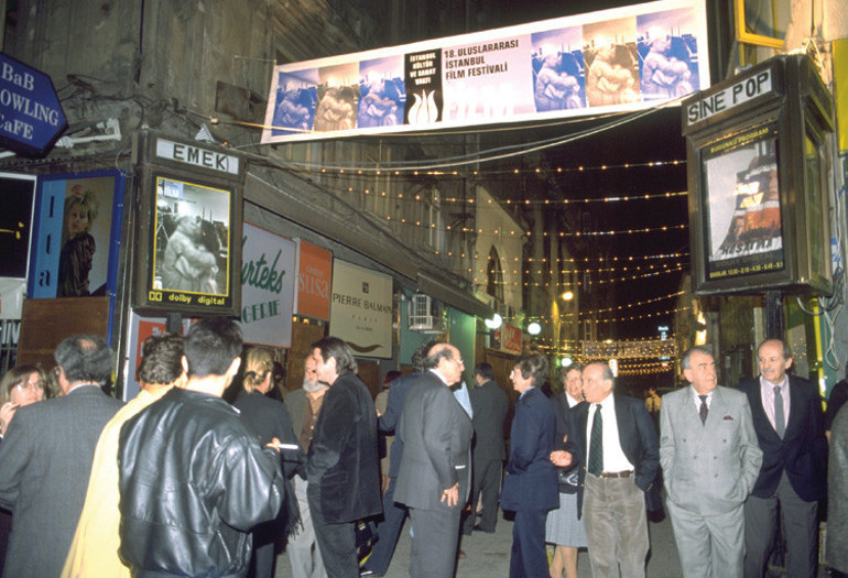 ‘Okurlara bildiklerimin ışığında el feneri tutmaya çalıştım, sinemada yer göstericilik yapmak gibi’