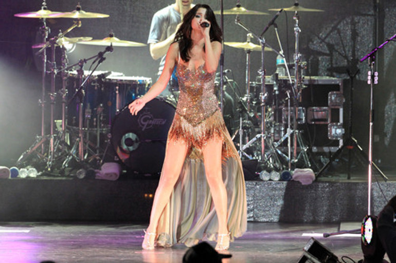 Onunla birlikteyken hep zayıftı... Çünkü sevgilisi model gibi ince kızları beğenirdi