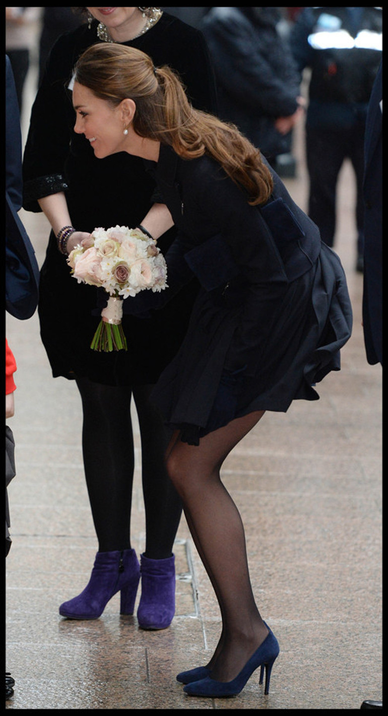 Dekoltesini görüntülemek için yarışıyorlardı: Sonunda kendine bir kız buldu