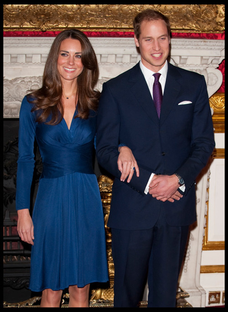 Dekoltesini görüntülemek için yarışıyorlardı: Sonunda kendine bir kız buldu