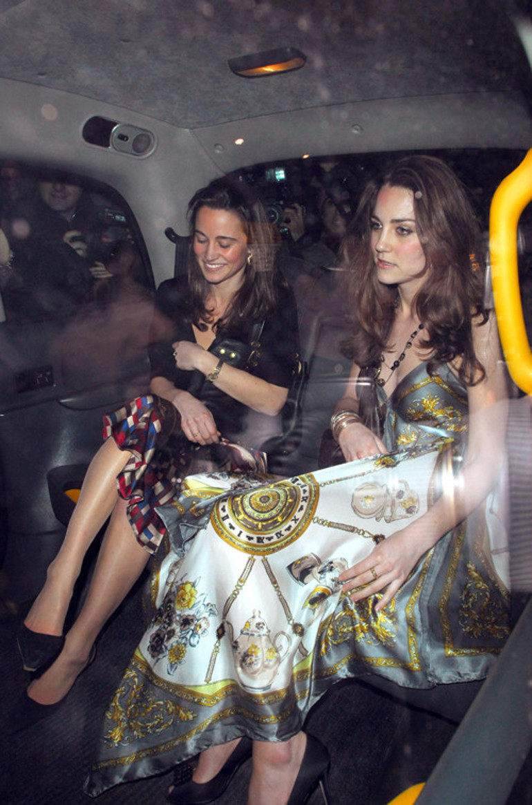 Dekoltesini görüntülemek için yarışıyorlardı: Sonunda kendine bir kız buldu