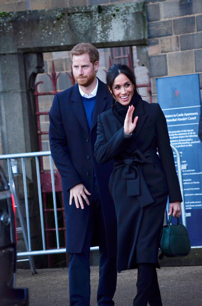 Dekoltesini görüntülemek için yarışıyorlardı: Sonunda kendine bir kız buldu
