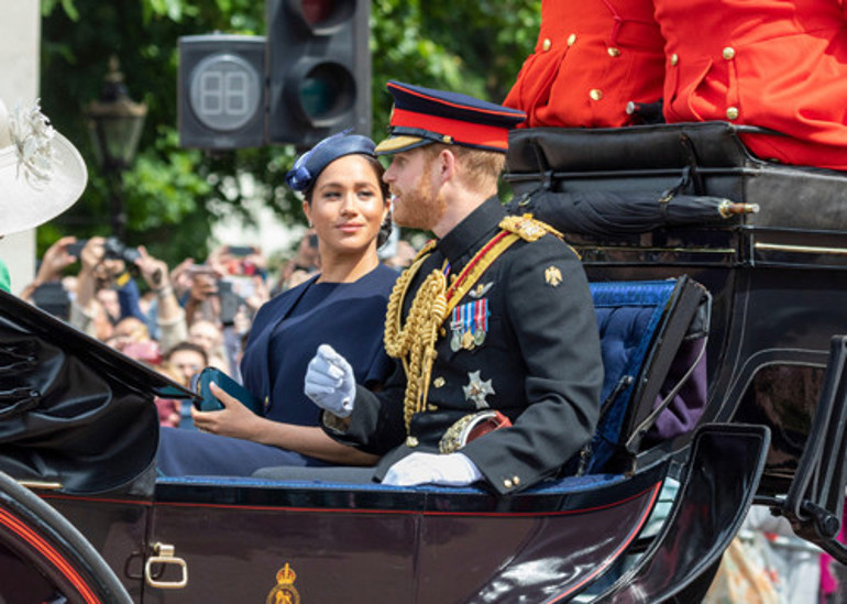 Dekoltesini görüntülemek için yarışıyorlardı: Sonunda kendine bir kız buldu