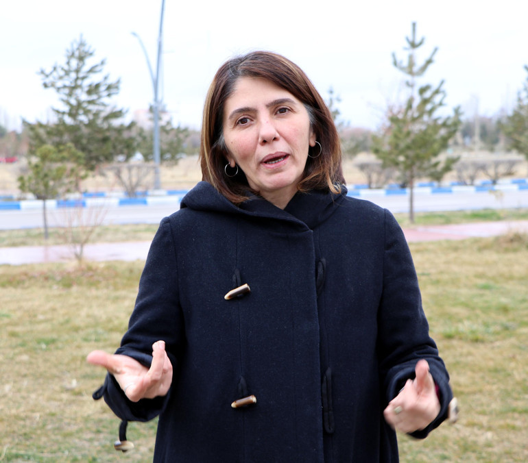 Van’da şaşırtan görüntü Yanan turba toprağından bölgenin iklim geçmişi araştırılacak