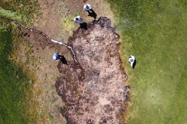 Van’da şaşırtan görüntü Yanan turba toprağından bölgenin iklim geçmişi araştırılacak