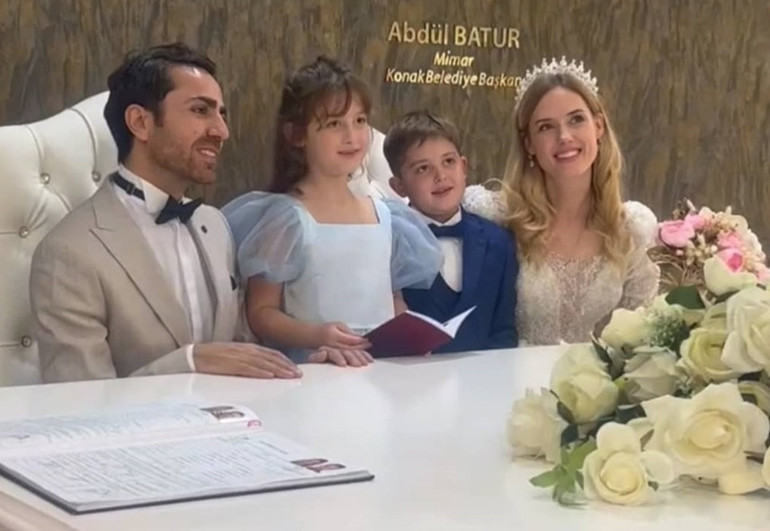 Ünlü oyuncuya ikizleri eşlik etti Benim mucizem sensin
