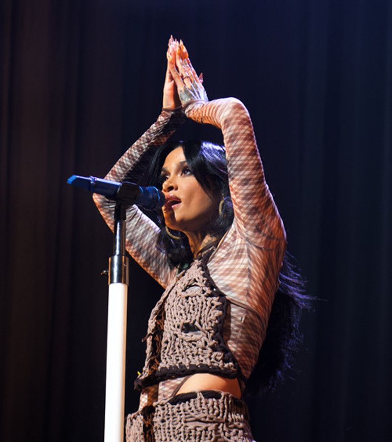 Ünlü şarkıcı öfkesine hakim olamadı, sosyal medyadan paylaştı: Konser sonrası bir hayranımın tacizine uğradım