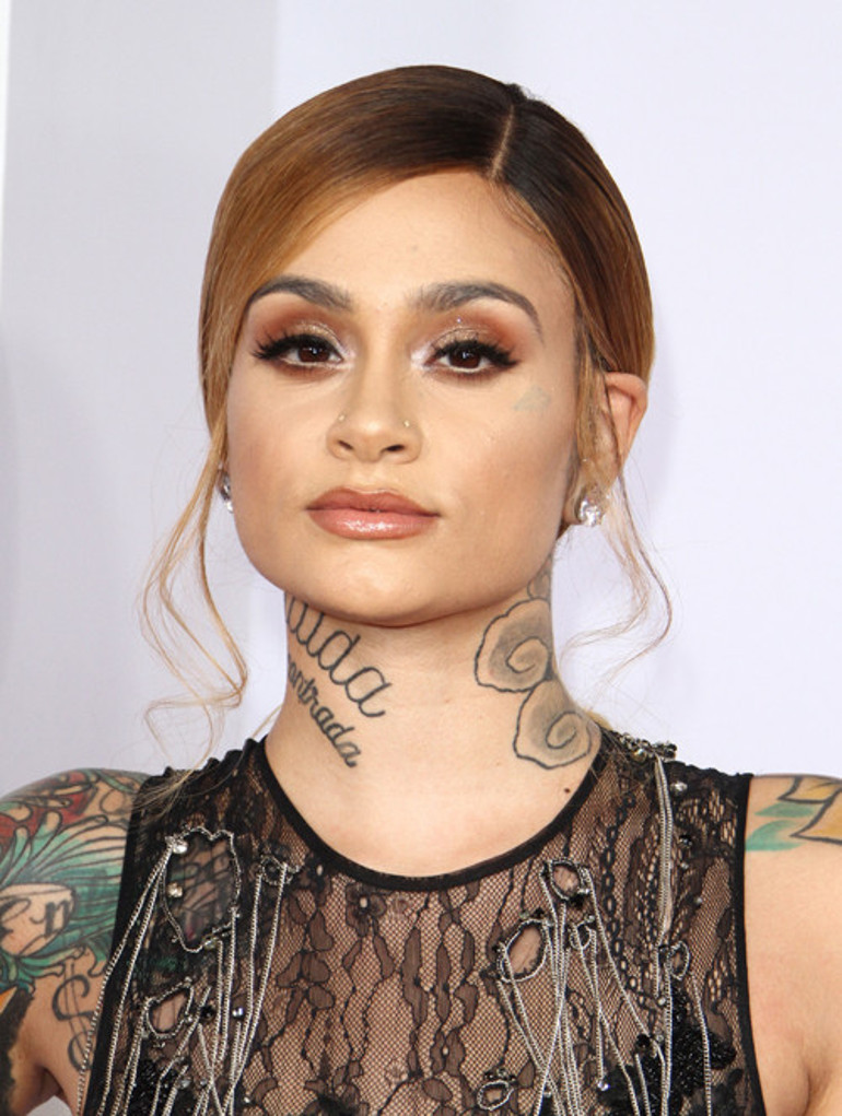 Ünlü şarkıcı öfkesine hakim olamadı, sosyal medyadan paylaştı: Konser sonrası bir hayranımın tacizine uğradım