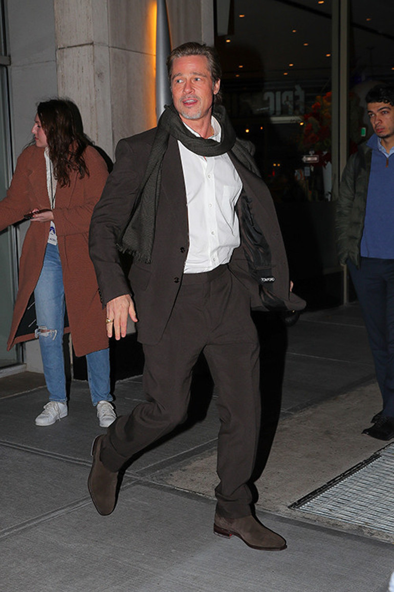 Brad Pitt yeni aşkıyla çok mutlu: Yeni yılın ilk öpücüğünü esmer güzelden alacak
