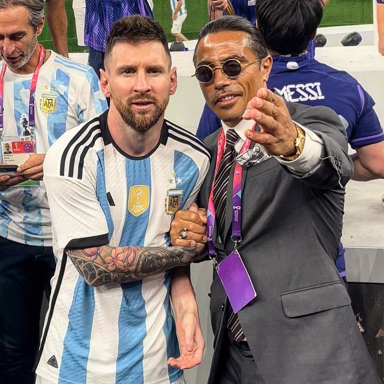 2022 Dünya Kupasında Nusret Gökçe, Lionel Messiyi rahat bırakmadı Saha içinde fotoğraf için dakikalarca uğraştı... Kupaya yaptığı harekete Angel Di Maria çok şaşırdı...