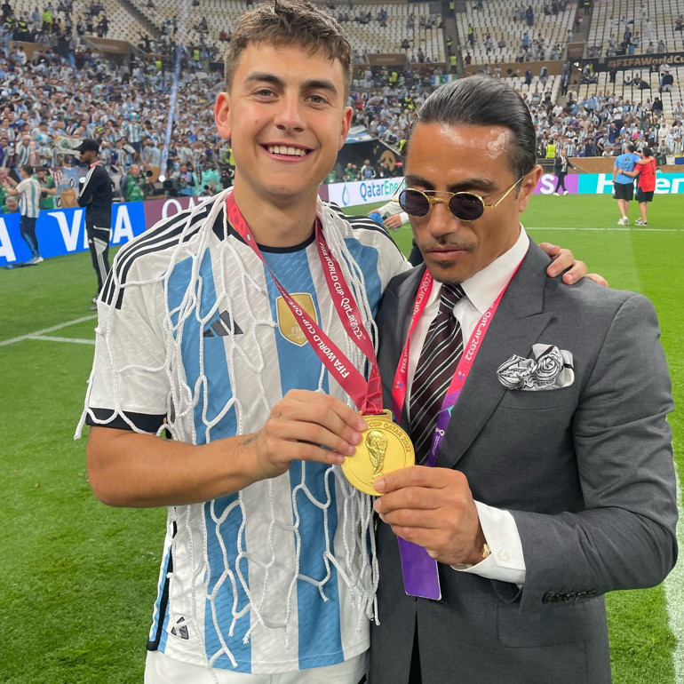 2022 Dünya Kupasında Nusret Gökçe, Lionel Messiyi rahat bırakmadı Saha içinde fotoğraf için dakikalarca uğraştı... Kupaya yaptığı harekete Angel Di Maria çok şaşırdı...