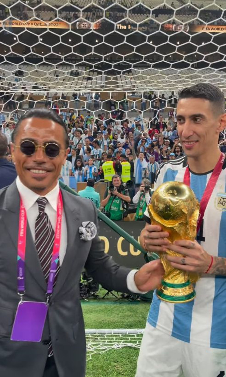 2022 Dünya Kupasında Nusret Gökçe, Lionel Messiyi rahat bırakmadı Saha içinde fotoğraf için dakikalarca uğraştı... Kupaya yaptığı harekete Angel Di Maria çok şaşırdı...