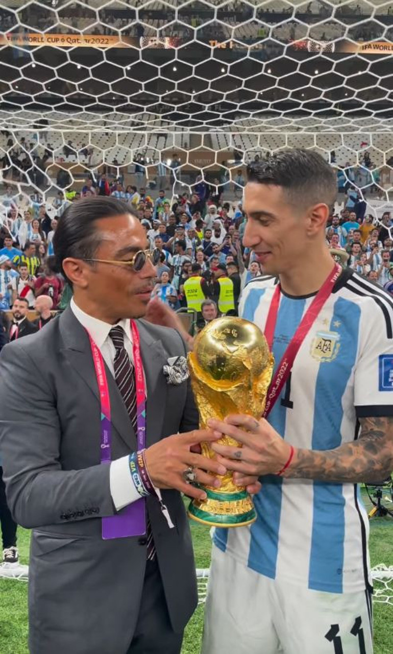 2022 Dünya Kupasında Nusret Gökçe, Lionel Messiyi rahat bırakmadı Saha içinde fotoğraf için dakikalarca uğraştı... Kupaya yaptığı harekete Angel Di Maria çok şaşırdı...