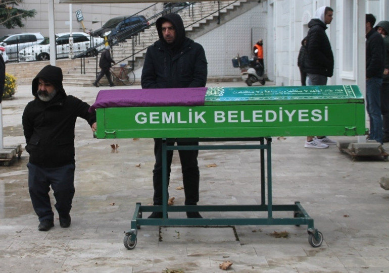 ‘Çaycı Hüseyin Alpaslan Özmolun annesi son yolculuğuna uğurlandı