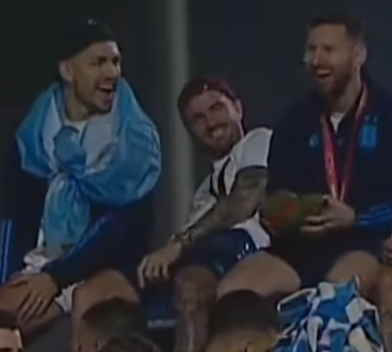 Arjantin otobüsünde Kylian Mbappe ile dalga geçtiler Emiliano Martinezin hareketi olay oldu... İşte Messiye atılan oyuncak ve görür görmez verdiği tepki...